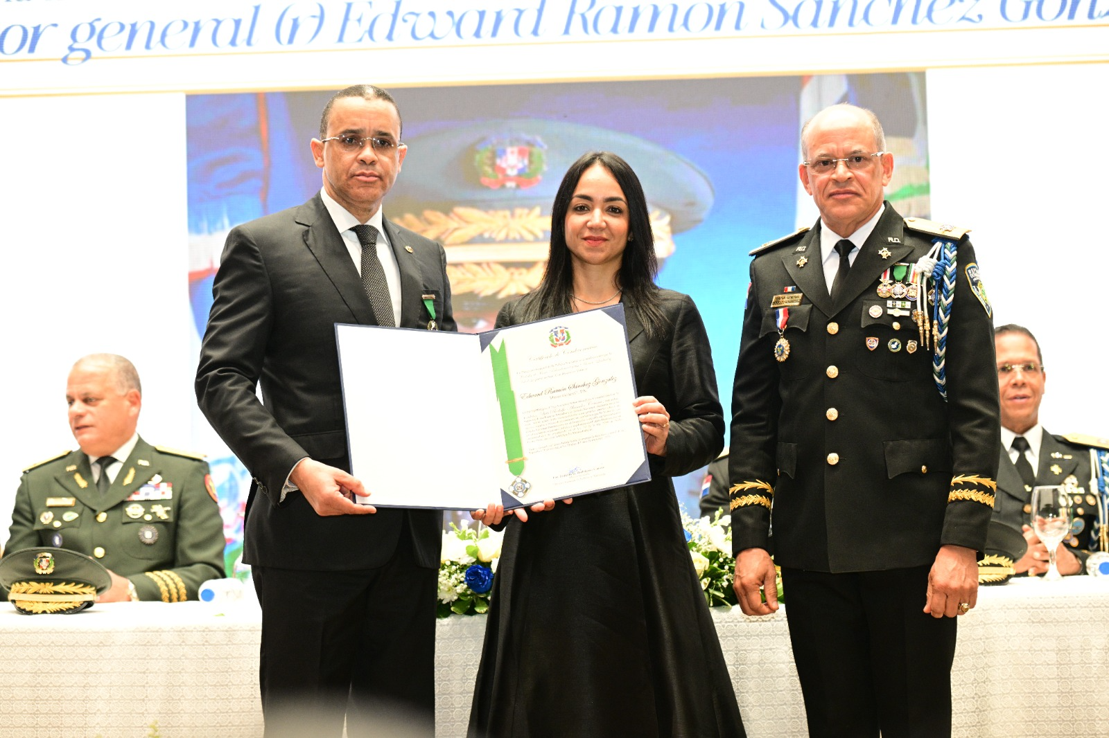 Entrega de condecoración a Edward Ramón Sánchez González