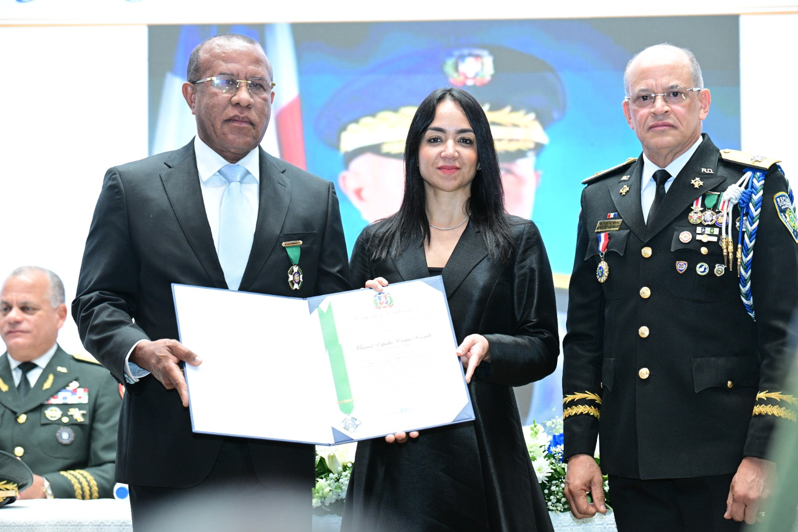 Entrega de reconocimiento durante la ceremonia policial