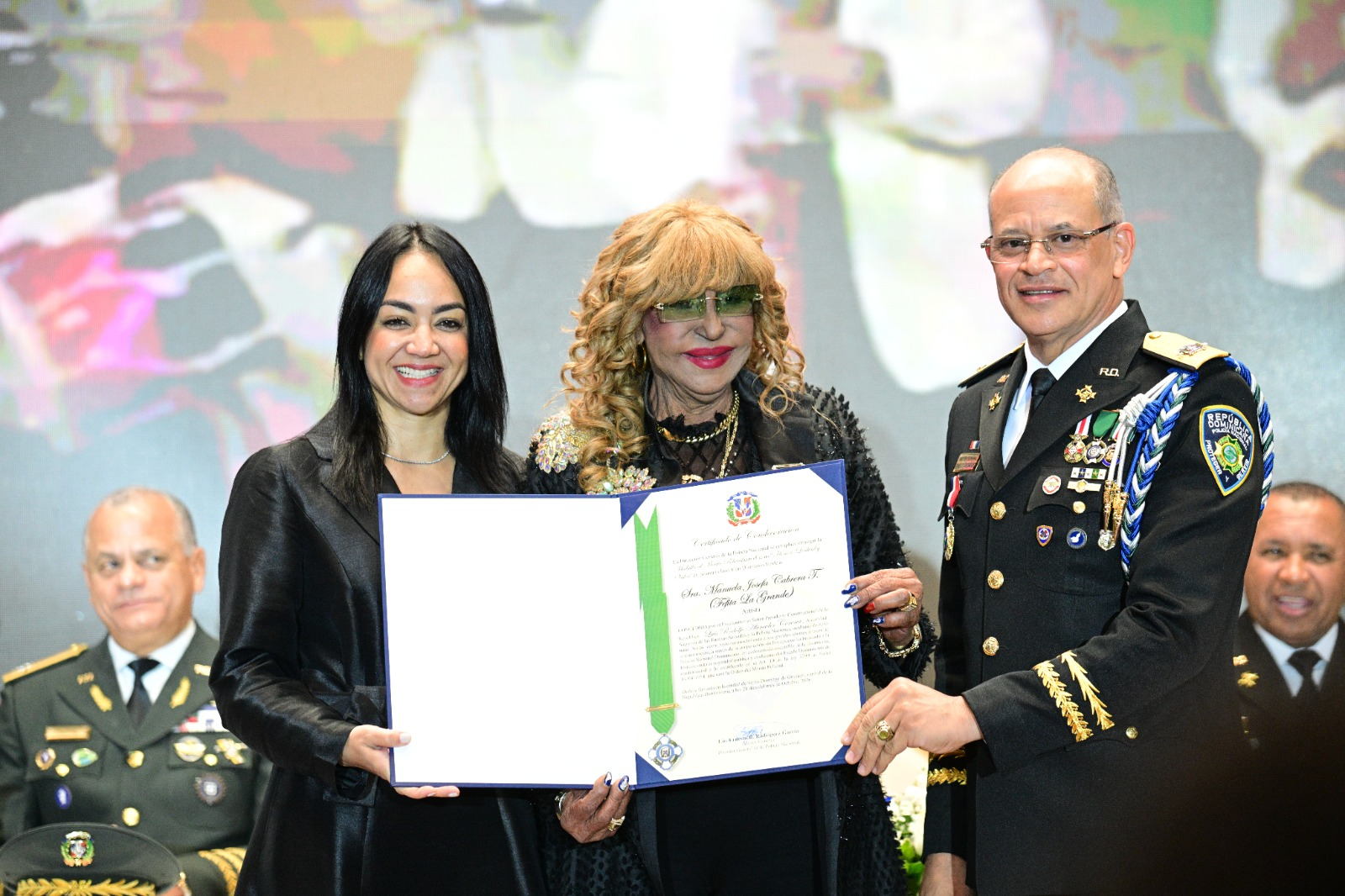 Fefita la Grande recibe su condecoración