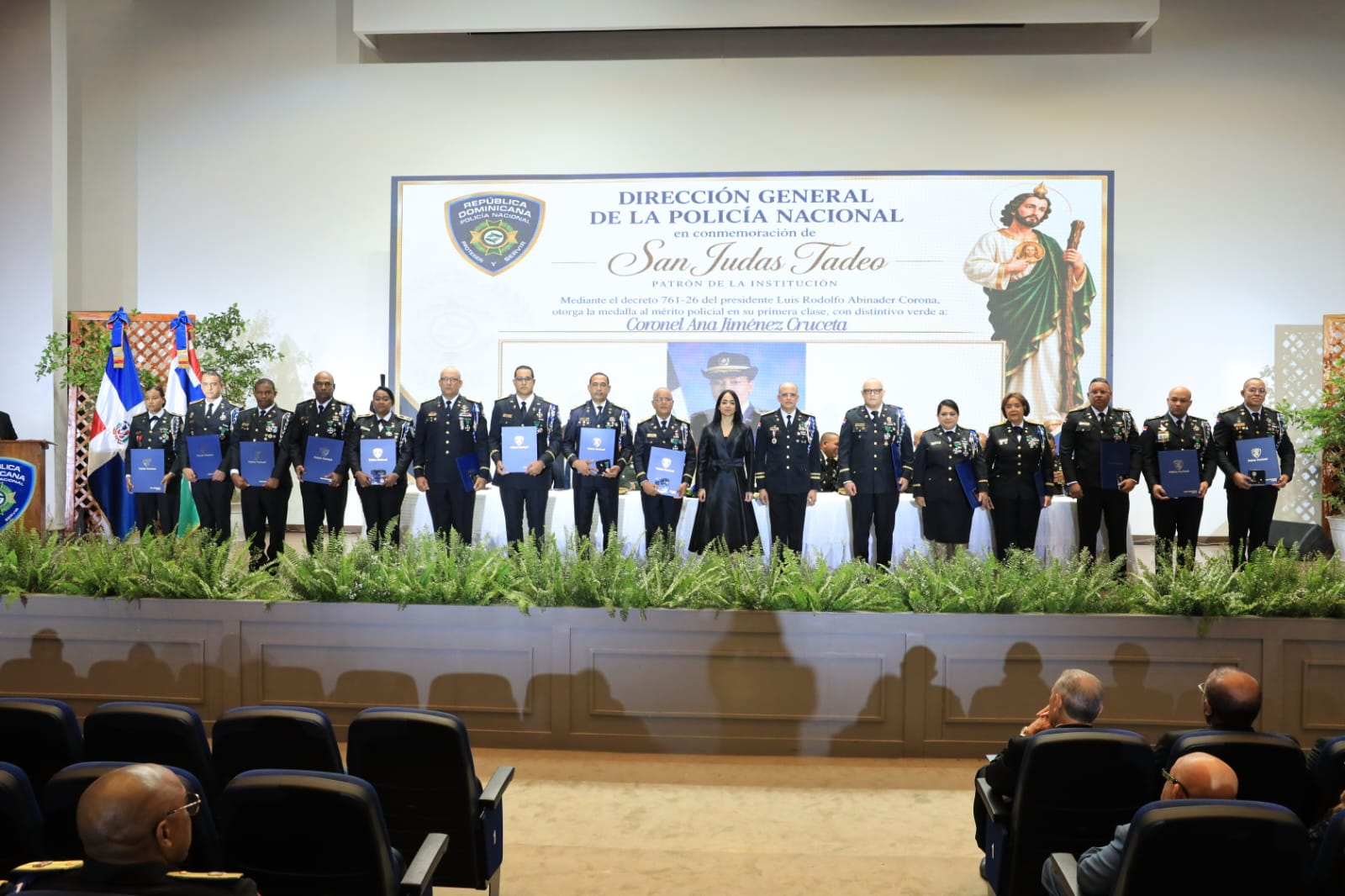 Grupo de condecorados en el escenario del IPES
