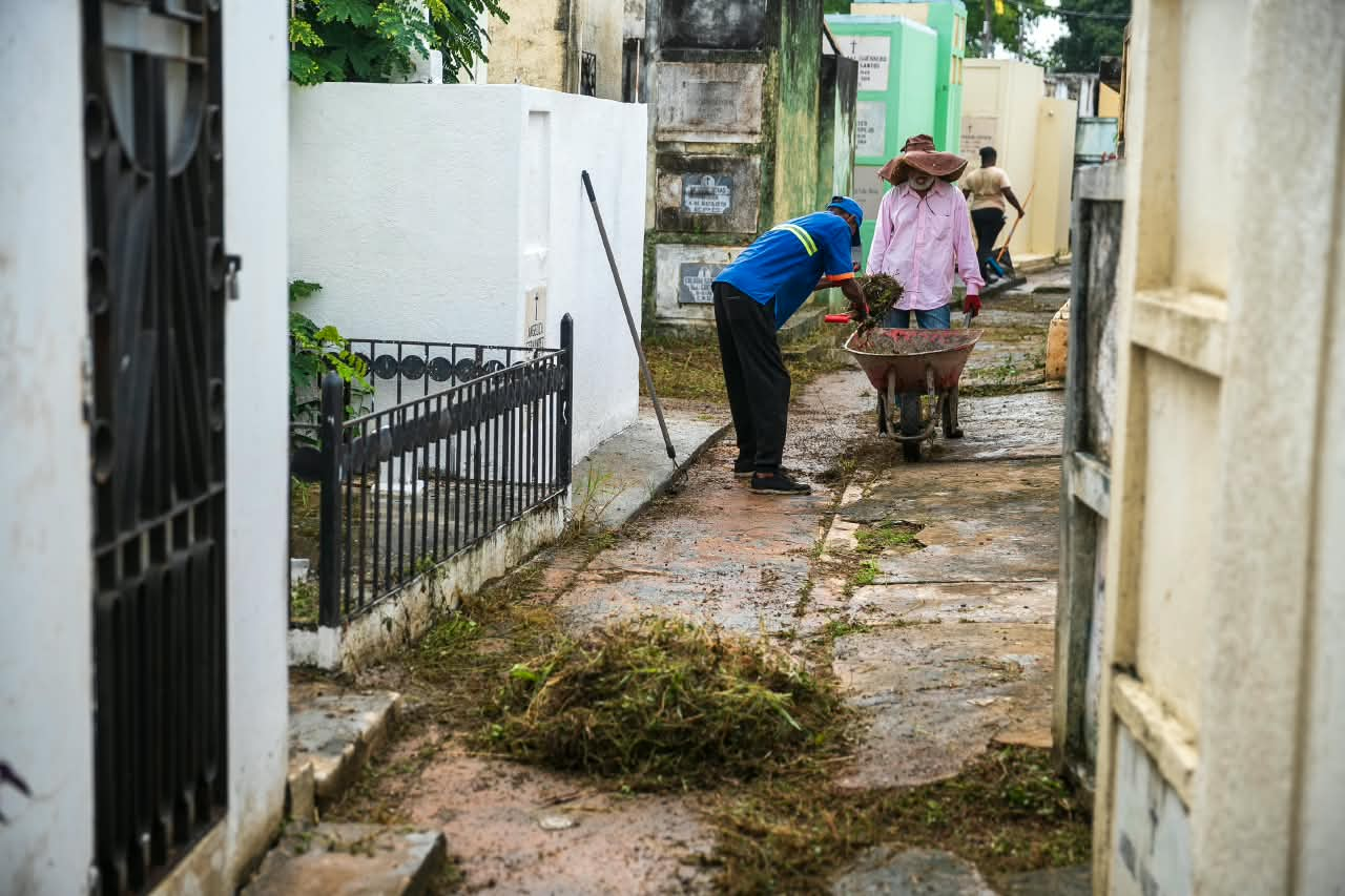 Brigadas de limpieza en cementerios del Distrito Nacional