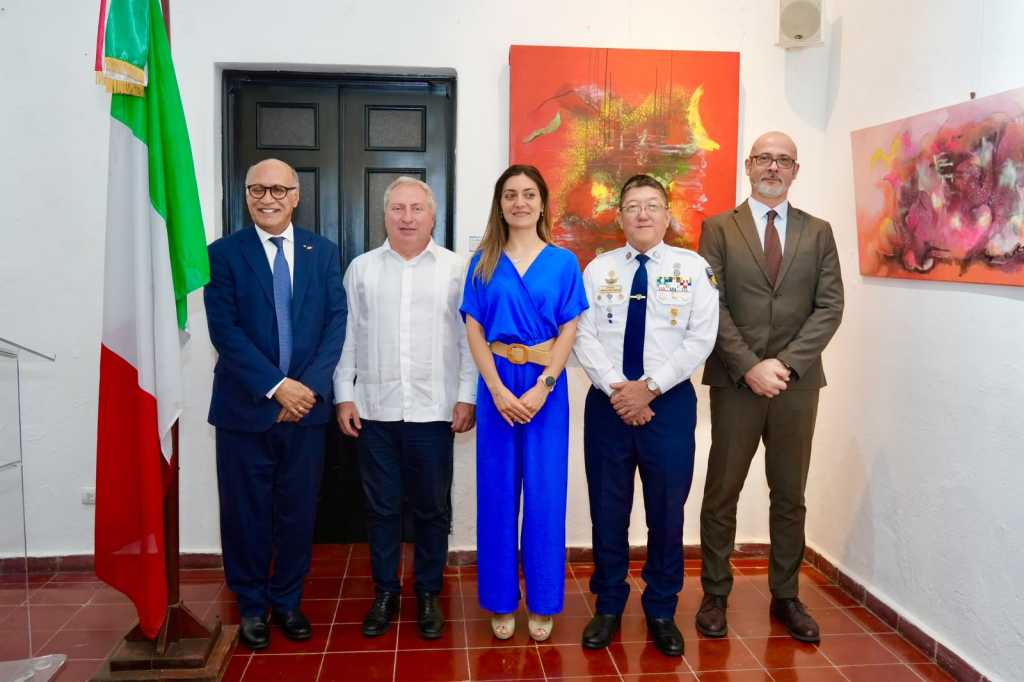 Acto de entrega de becas de italiano a 20 agentes de POLITUR en Casa de Italia, fotografía 1