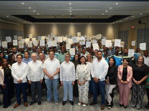 Participantes y autoridades durante el acto de certificación de electricistas del Infotep y la SIE en La Vega.