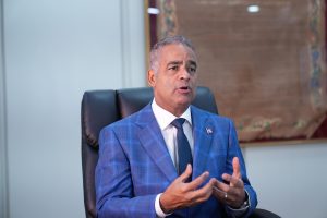 Ministro de Energía y Minas Joel Santos en fotografía de archivo