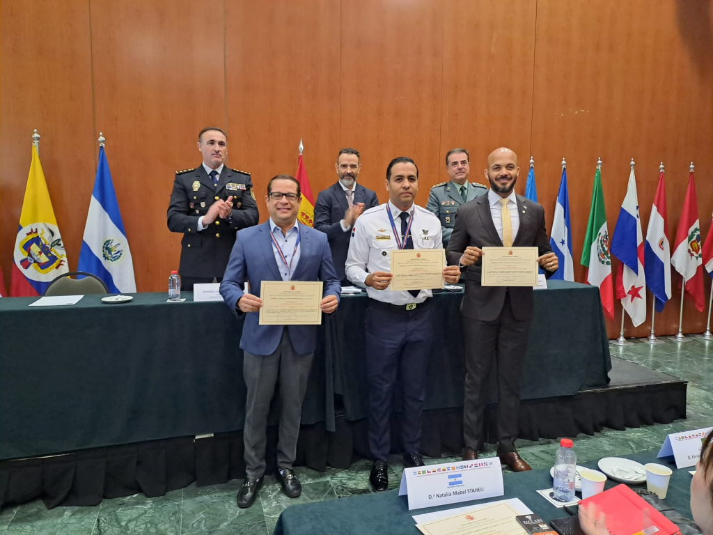 Representantes con certificados durante las jornadas en Sevilla