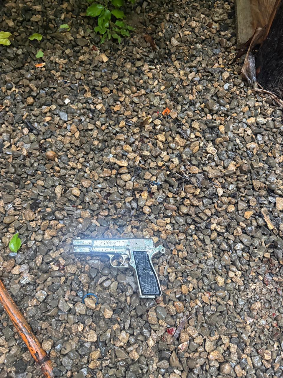 Pistola sobre un terreno de grava en la imagen suministrada