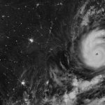 Imagen satelital nocturna del ciclón Arnab cerca de la costa oriental de la India, con bandas nubosas en espiral y luces de ciudades visibles.
