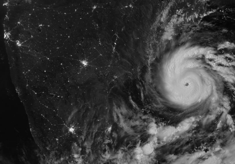 Imagen satelital nocturna del ciclón Arnab cerca de la costa oriental de la India, con bandas nubosas en espiral y luces de ciudades visibles.