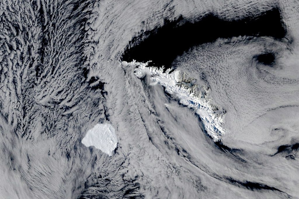 Vista satelital del iceberg A-81 cerca de la isla Georgia del Sur el 20 de octubre de 2026