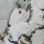 Vista satelital de la isla Vega, Antártida, captada por Landsat 9 el 10 de octubre de 2026; hielo, rocas y morrenas forman una silueta semejante a un cráneo.