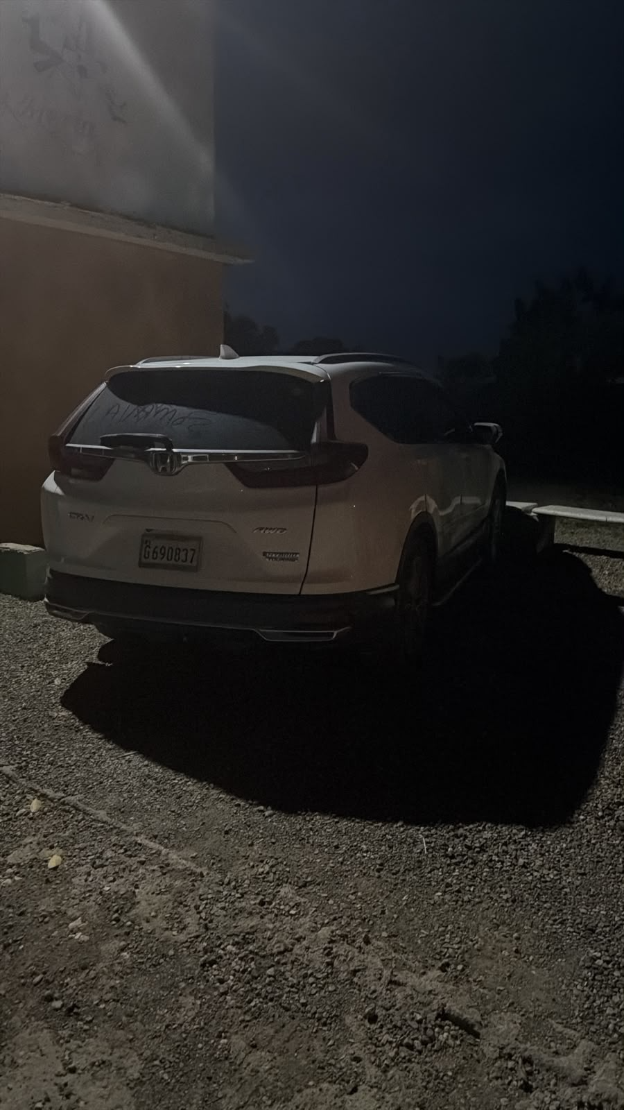 Vehículo Honda CR-V blanco fotografiado de noche