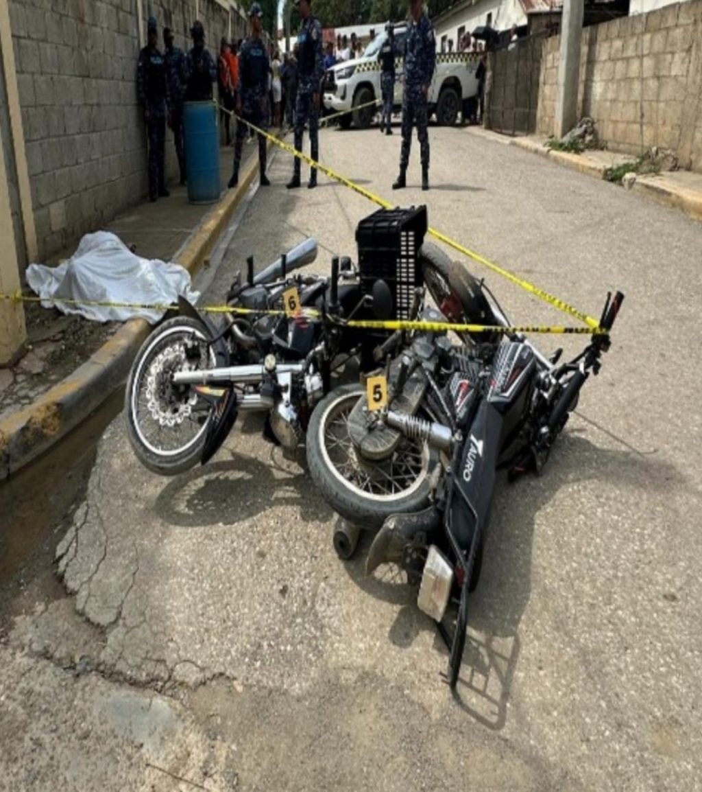 Área acordonada con motocicletas y presencia policial