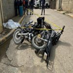 Área acordonada con motocicletas y presencia policial