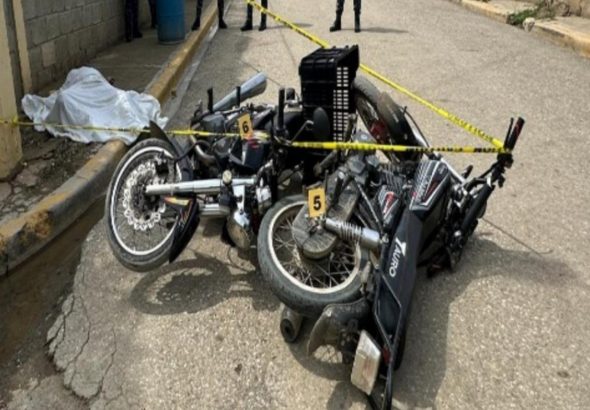 Área acordonada con motocicletas y presencia policial