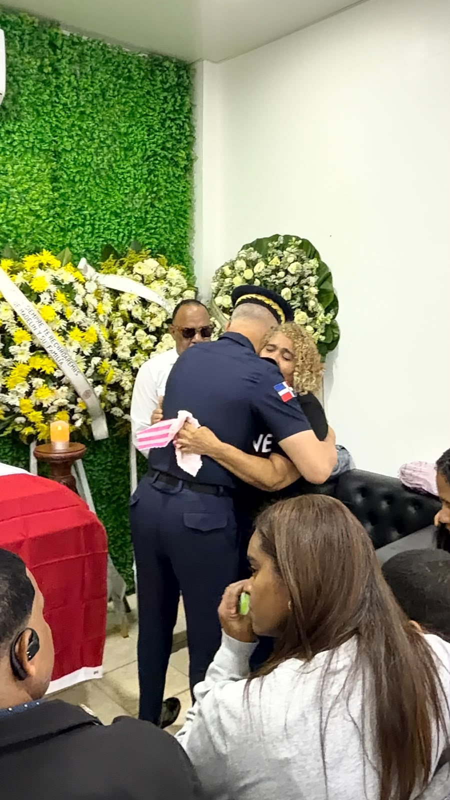 Acompañamiento policial a familiares durante las honras fúnebres en Villa Riva