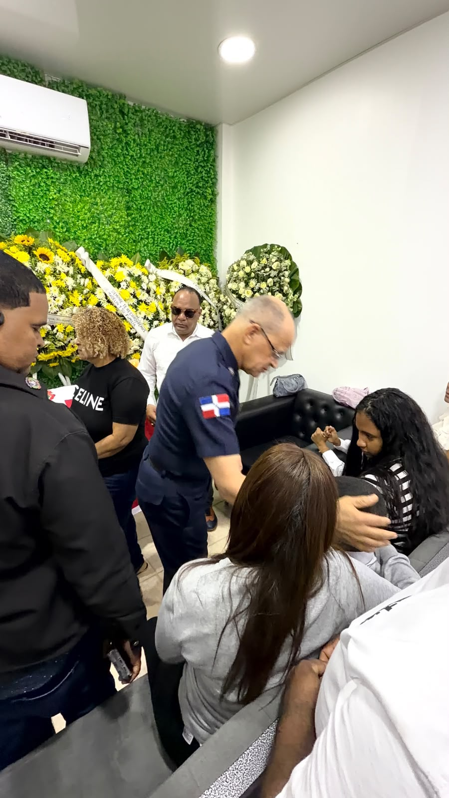 Acompañamiento policial a familiares durante las honras fúnebres en Villa Riva
