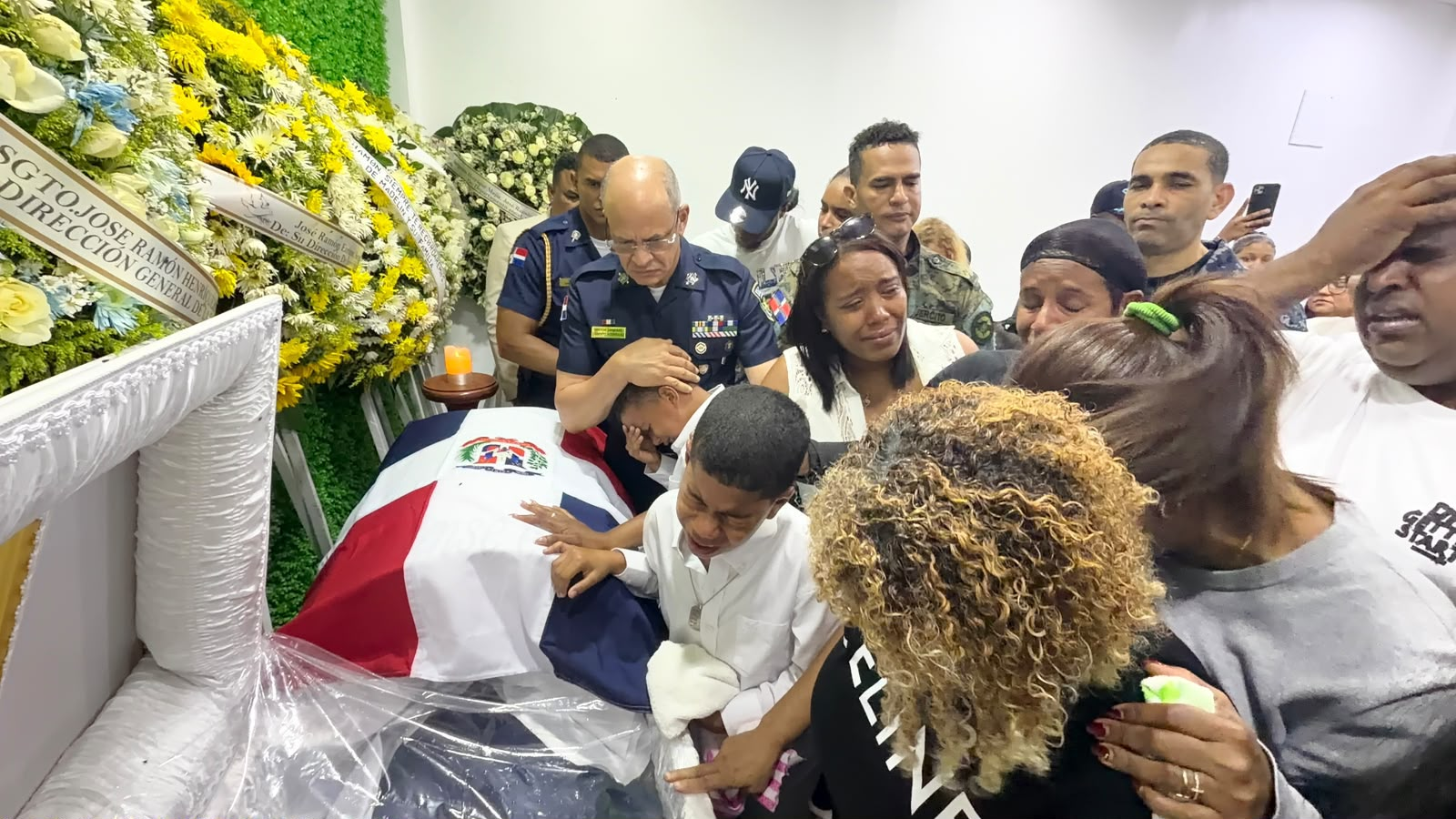 Acompañamiento policial a familiares durante las honras fúnebres en Villa Riva