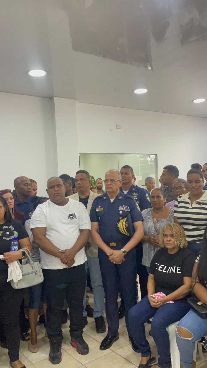 Acompañamiento policial a familiares durante las honras fúnebres en Villa Riva