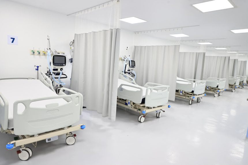 Camas y equipos en un área hospitalaria